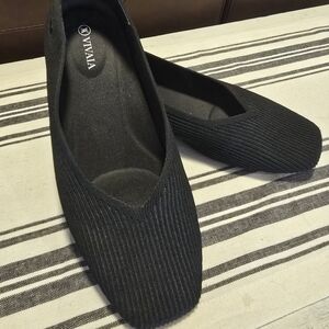 Vivaia Square Toe V-Cut Black Flats Margot 41